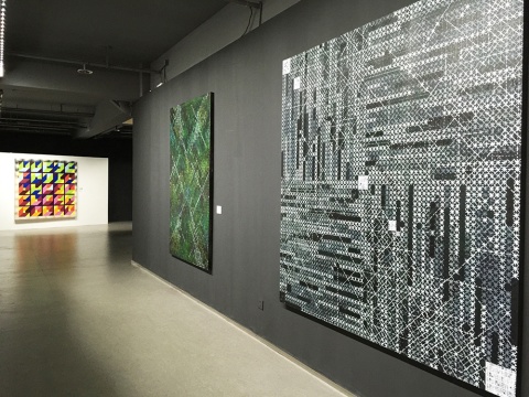 位于一層第二個展覽區(qū)域，展出的是丁乙與趙要的大尺幅作品
