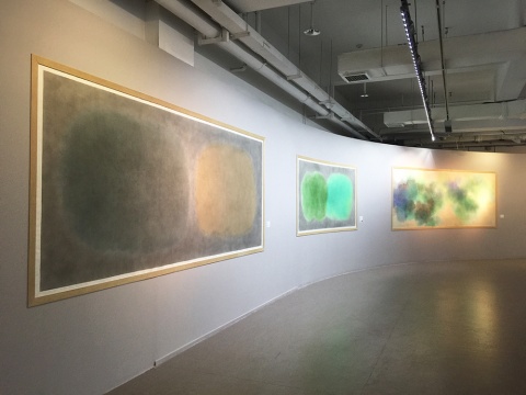 用宣紙創(chuàng)作的徐紅明，此次展出了四件大尺幅的紙上作品。經(jīng)過獨創(chuàng)的粉塵畫法，通過180目竹蔑籮在里面放置需要的礦物色粉，自然地灑在紙上創(chuàng)作而成的《無題》系列作品。
