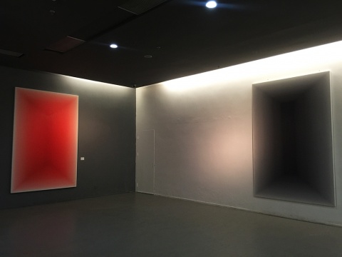 位于負一層展廳 展出兩件王光樂2015年創(chuàng)作的作品

