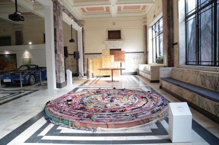 2014ART021現(xiàn)場，此為尹秀珍作品《不能承受之暖》，1000 條圍巾，2008年，佩斯畫廊
