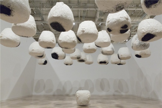 施慧2009-2010年紙漿為材的作品《懸礎(chǔ)》
