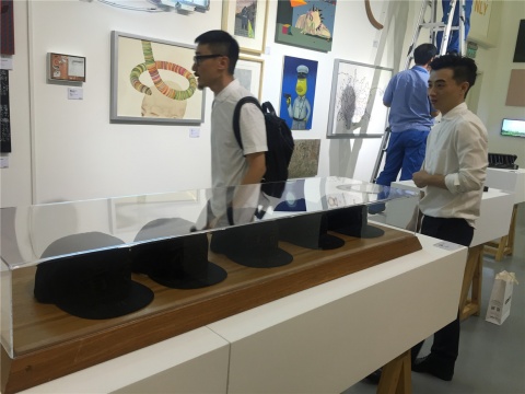 劉治治在作品《棒球帽》前
