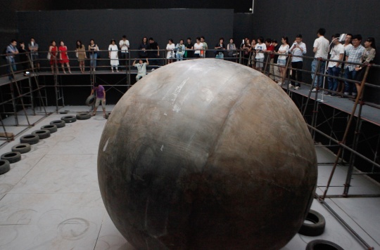 繼2009年隋建國于今日美術館舉辦的“運動的張力”之后，升級版的“運動的張力2”再次在同一展廳呈現(xiàn)
