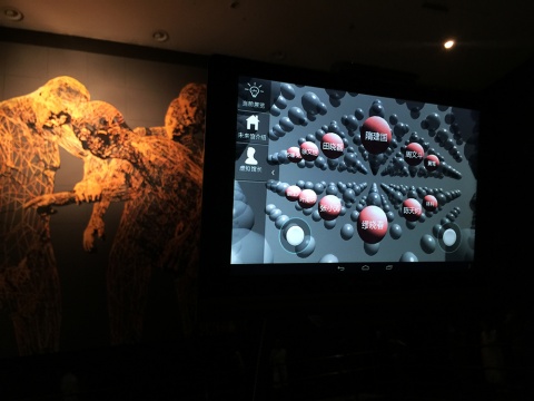 進入今日美術館·未來館系統(tǒng)，共計上萬名藝術家的虛擬展廳可供選擇