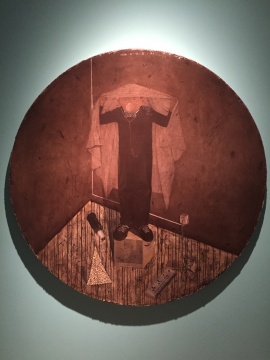 布與人物是遮擋關(guān)系，表現(xiàn)了一種躲避的心態(tài)
