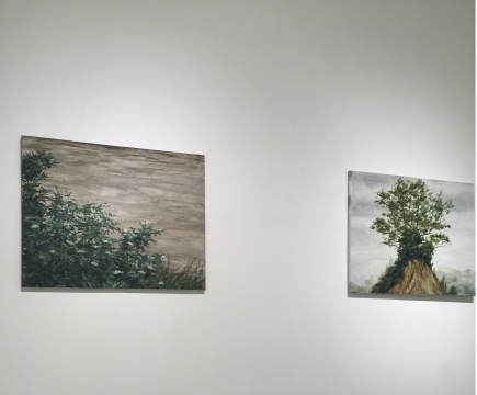 《春水岸邊》80×100cm 布面油畫 2014、《小崗山上的樹》80×100cm 布面油畫 2015
