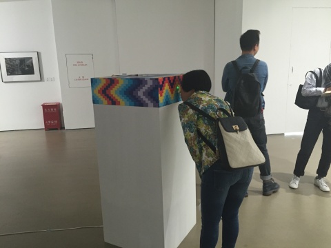 陳靜作品《凡所有相皆為虛妄》系列，彩色立方體上掏出的小洞激發(fā)了觀眾向內(nèi)窺伺的欲望
