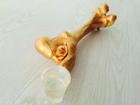 物件為金色骨頭花
