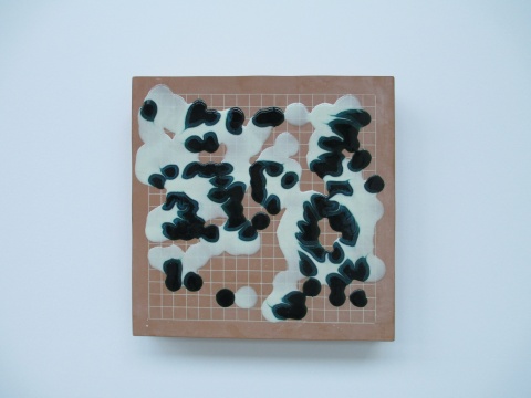 《想太多就會(huì)。。。5號(hào)》 53.5×53.5×11cm 陶瓷 2015