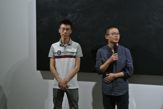 策展人盛葳與藝術(shù)家周杰做開(kāi)幕致辭
