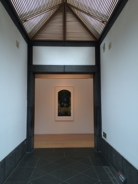 中間大展廳以一張1997年的舊作《虛歸》為展覽埋下伏筆
