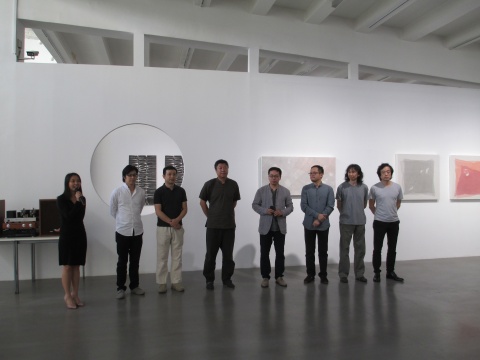 左2起：亞洲藝術(shù)中心（北京）總經(jīng)理 李宜霖、藝術(shù)家葉劍青、藝術(shù)家田衛(wèi)、策展人夏可君、藝術(shù)家?；饒?、藝術(shù)家曹吉岡、藝術(shù)家劉國夫