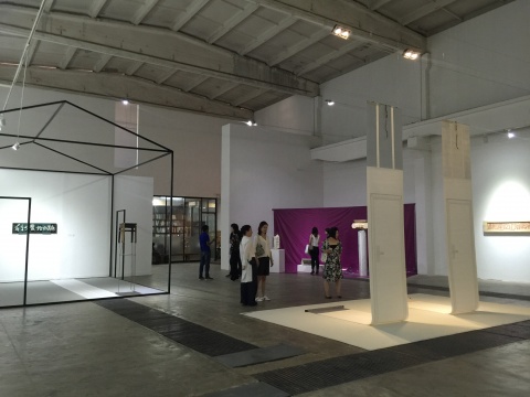 王明青首個(gè)展“出門(mén)不撿就是丟”開(kāi)幕現(xiàn)場(chǎng)
