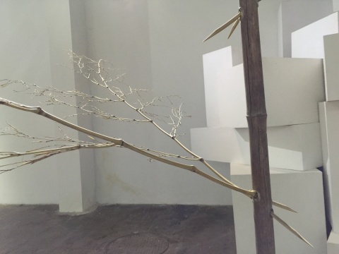 《酒肉穿腸過(guò)》局部  250×190×190cm  木、竹  2015
