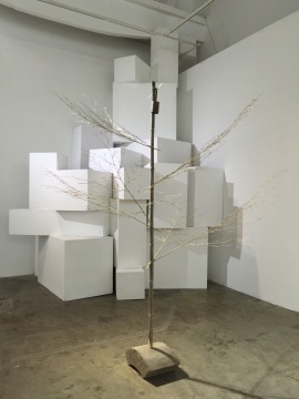 ?《酒肉穿腸過(guò)》局部  250×190×190cm  木、竹  2015
