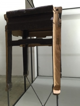 ?《把一個(gè)凳子雕到塑料凳子的厚度》60×40×40cm  木  2011
