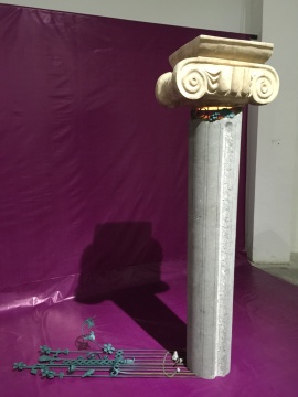 ?《租房客見(jiàn)證羅馬園》高 190cm  木、鐵、石  2015