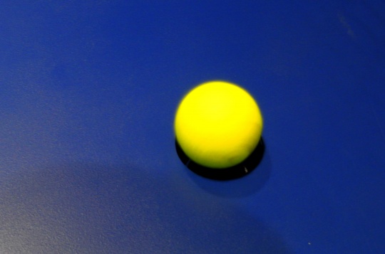 正處于運(yùn)動(dòng)當(dāng)中的網(wǎng)球
