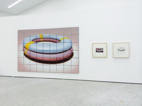 張慧《救生圈（紀(jì)念）》40×40cm×54 布面丙烯 2015，右邊兩張小幅作品為草稿
