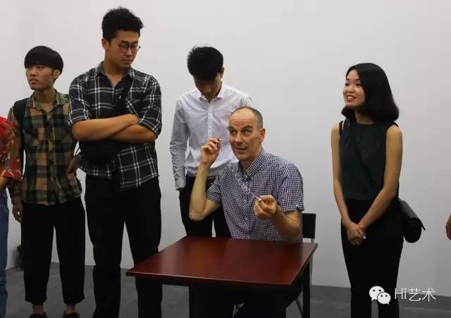 羅曼·歐達科 《交換》 2011
一名表演者坐在桌子后面，就好像一名小販。他帶著一件東西。當?shù)谝粋€觀眾走進房間后，表演者會試著用自己的東西跟這名觀眾進行交換，可以交換觀眾隨身攜帶的任意一件他愿意交換的物品。這便成為了可以無限延續(xù)的以物易物鏈和交流鏈，其過程持續(xù)整個展覽期間。
