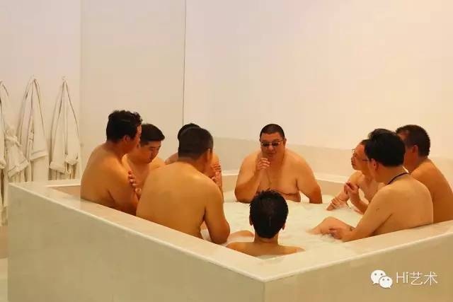 雙飛藝術中心 《奶之純愛》 2011
“雙飛”邀請了2組各9名演員，一組年輕、一組老年男性，分別安排在上午和下午不同時間來演繹“雙飛”共享牛奶浴的圖景——歲月、容顏、哺育……這些顯而易見的因素加上演員們近兩個月的親密共處，期待向觀眾們再次證明“愛”就是永恒的話題。

