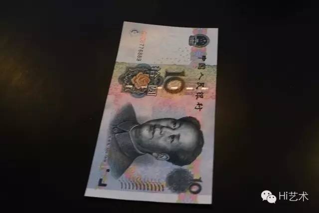 提諾·賽格爾 《這是交易》 2002
提諾·賽格爾是所有房間系列展覽的靈感來源之一（《11個房間》），曼切斯特美術館于曼切斯特國際藝術節(jié)、《12個房間》，埃森魯爾藝術節(jié)、《13個房間》，卡爾多公共藝術項目）。自2000年以來，他創(chuàng)造了很多通過語言、行為和歌曲激起人們相遇沖突的情境，通過真實而極具體驗性的藝術作品表現(xiàn)出來，持續(xù)于整個展覽的開放期間。
