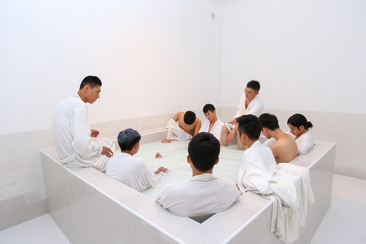 首次參展的雙飛藝術(shù)中心 帶來(lái)的作品《奶之純愛(ài)》，由“雙飛”邀請(qǐng)了2組各9名演員，一組年輕、一組老年男性，分別安排在上午和下午不同時(shí)間來(lái)演繹“雙飛”共享牛奶浴的圖景——?dú)q月、容顏、哺育……這些顯而易見(jiàn)的因素加上演員們近兩個(gè)月的親密共處，期待向觀眾們?cè)俅巫C明“愛(ài)”就是永恒的話題。
