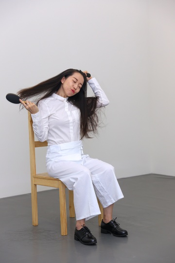瑪麗娜·阿布拉莫維奇1975年的作品《藝術(shù)必須是美的，藝術(shù)家必須是美的》，通過(guò)藝術(shù)家授權(quán)，由專業(yè)演員再現(xiàn)當(dāng)年的情境。
