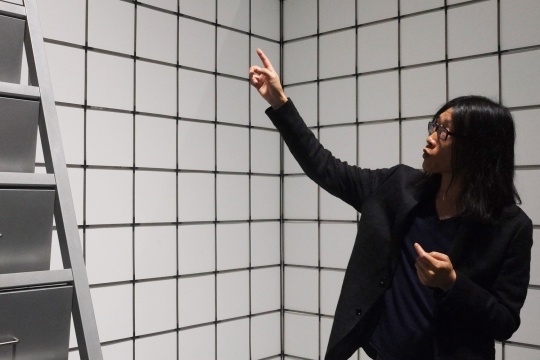 策展人朱朱 為媒體講解每件作品
