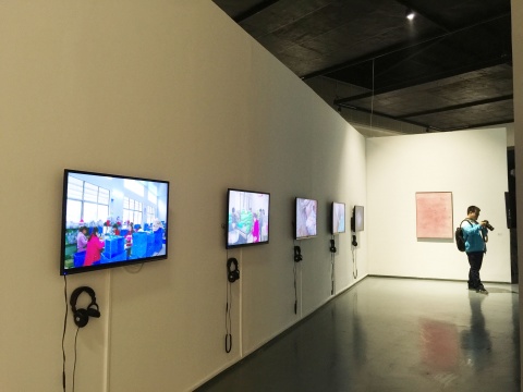 本次展覽中李明的個人項(xiàng)目呈現(xiàn)了五個通道的影像和呈線狀排列的繪畫，暗示著商品的流水線，展現(xiàn)這件作品（商品）的制造過程。視頻1-4（《一次性打火機(jī)》）記錄了打火機(jī)的生產(chǎn)過程；視頻5（《361》）里呈現(xiàn)李明將購買的打火機(jī)砸在地上的情景，它們制造了一張畫。這些富有節(jié)奏感的、呈現(xiàn)重復(fù)性動作的影像排列在打火機(jī)生產(chǎn)流水線的影像后，構(gòu)成繪畫《370》的“后臺”。
