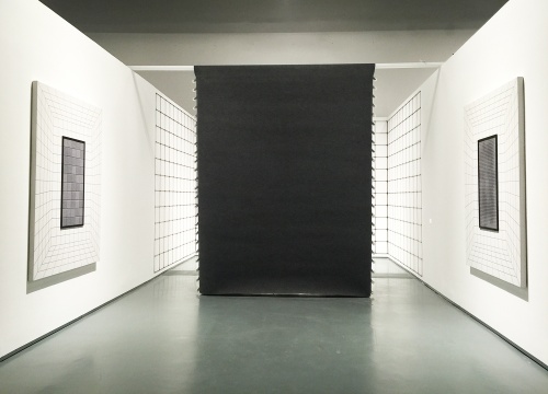 高磊 展出五件作品《A－712》、《系統(tǒng)－安全模式》、《L－70》、《R－312》、《滾》，以對稱且沉郁的呈現(xiàn)方式營造出肅穆、安定、富有秩序感的氛圍
