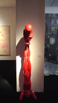 陳文令《小紅人》190×58×48cm 銅、烤漆 2010
