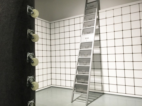以策展人朱朱的話來講，高磊的作品集中的詮釋了當(dāng)今社會人中極具強(qiáng)迫癥候群體
