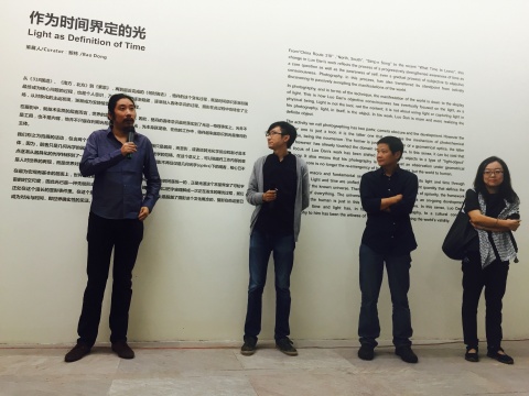  

展覽開幕現場，策展人鮑棟、a4當代藝術中心策展人李杰、藝術家駱丹、連州攝影節(jié)藝術總監(jiān)段煜婷
