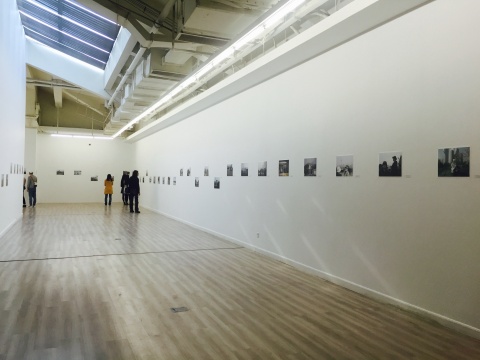 《318國道》展廳現場，時間與地理空間雙線并置，88件作品全部亮相，展線的長度代表著駱丹的行走軌跡
