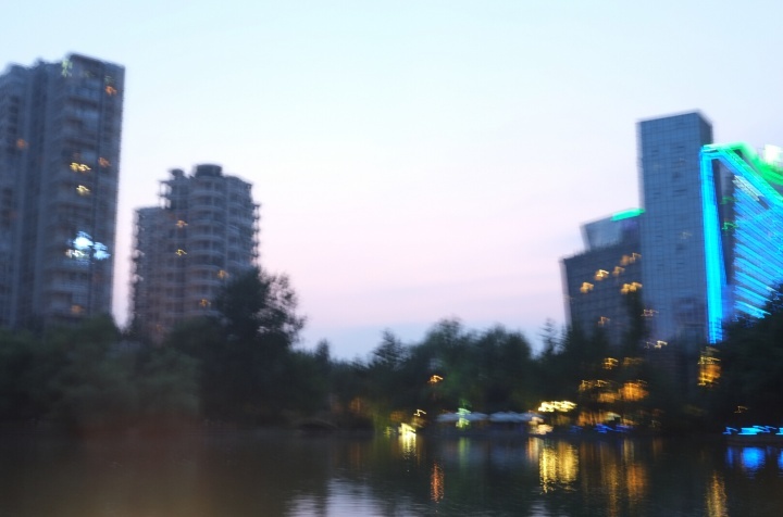 成都新會展中心天鵝湖夜景