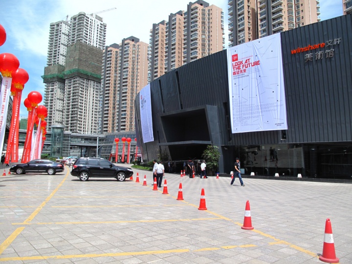 2011年文軒美術館開館的時候，來自全國的業(yè)內專業(yè)人士都聚集在此，那些圍繞文軒美術館的藝術基金、藝術品商店和收藏，在這兩年也開始不了了之。我一直想問，這么多被稱為美術館的美術館，到底為“藝術”做了什么？
