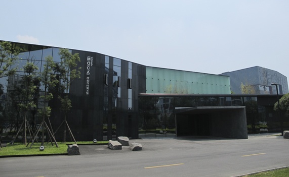 2011年開館的成都當代美術館，今年開始已經(jīng)沒有任何展覽費用，前館長呂澎已經(jīng)離職，藍慶偉和時玉玲現(xiàn)任執(zhí)行館長，他們正在通過與外部力量的對接艱難地維持這個陣地
