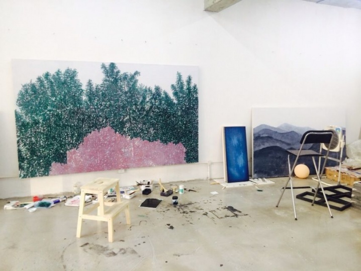 藝術家謝帆在“西村”的工作室，面積不大，藏于鬧市中?