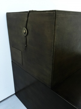 《銅（鞋盒）》局部   58.3×43.2×35.8cm  銅   2015
