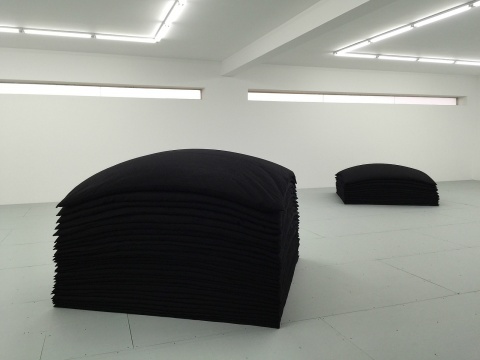 《未知的重力》   200×200×6cm×40  棉花、亞麻布   3個版本  2015
