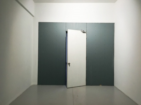 進(jìn)入展廳厚重的門  猶如進(jìn)入展覽空間的一個開始