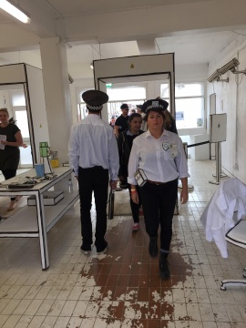 冷漠又暴力的警察取代了游樂場入門的滿臉笑容的工作人員，每個工作人員都掛了一臉的怨氣，不斷對著原本因為終于排到可以入園的游客大喊，笑什么？不許笑！笑的那個，去一邊面壁！氣氛緊張又真實，可荒誕的地方卻是所有的權(quán)力工具——槍、警棍、喇叭等等全部是毫不掩飾的紙模型。像一個可笑的夢境，又不禁讓我想起那些虛張聲勢的部分特權(quán)擁有者，在行使權(quán)力的那個瞬間，囂張與滑稽共存的瞬間。
