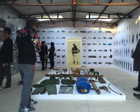 隔為兩個展示空間，分別展示緬軍的個人物品、難民的照片與藝術(shù)家紀錄性影像、當?shù)貙懮膬?nèi)容為主
