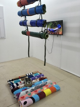 當?shù)氐拿尢号c裝米的麻袋，漂亮的成列在展廳里
