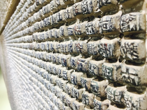 《活字》側(cè)面的視覺(jué)效果
