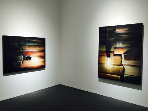 空間小展廳中的作品 簡(jiǎn)單的燈、柔和的光，古書(shū)同樣可以照進(jìn)內(nèi)心
