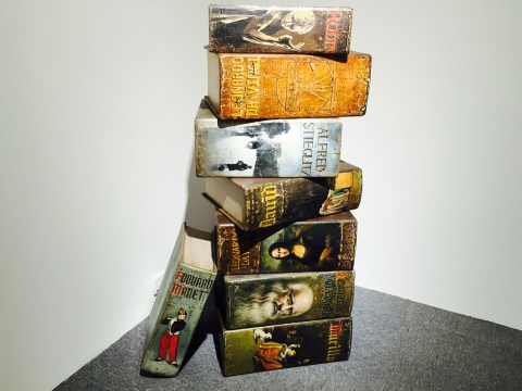 《hardbacks》綜合材料  “書(shū)”的擺放構(gòu)成的整件作品尺寸可變 2015 
