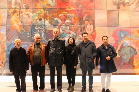 夏小萬個展“自轉(zhuǎn)”開幕嘉賓合影，從左至右：栗憲庭、夏小萬、詹建俊、郭曉彥、崔燦燦、鄭林
