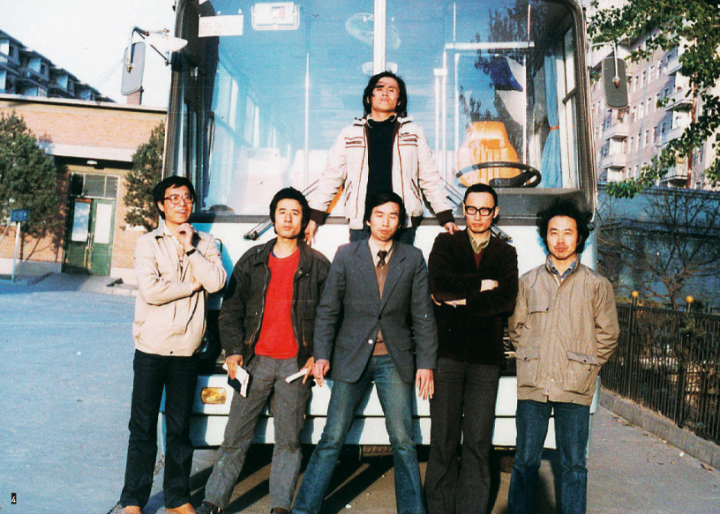 4. 1986年4月全國(guó)油畫(huà)藝術(shù)討論會(huì)(前排左起:高名潞、張培力、唐慶年、朱青生、李山;后排:舒群) 
